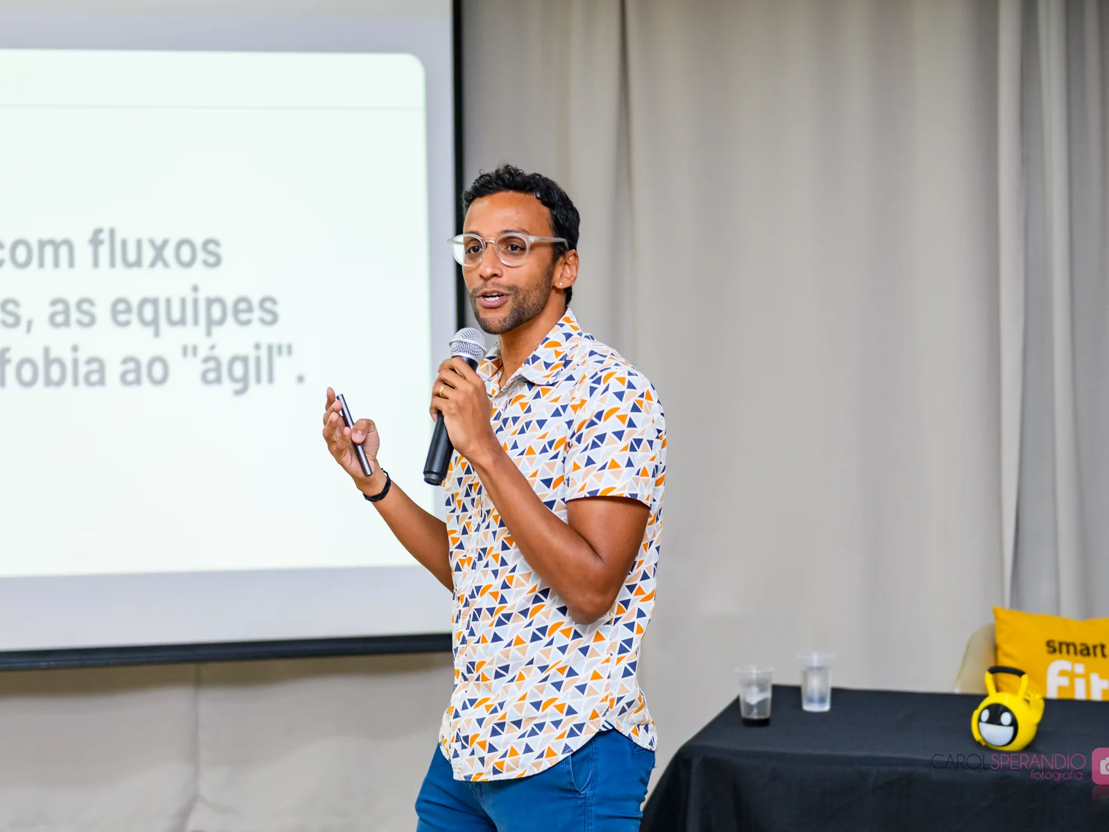Raphael Albino falando ao microfone no Smart Fit Tech Day